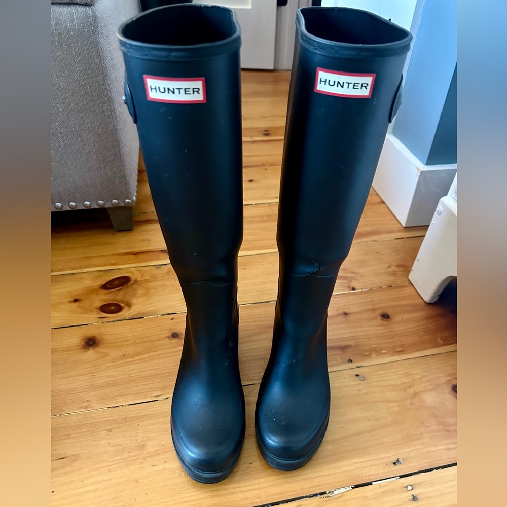 Hunter Heeled Rain Boots -
size 9- color is light matte black